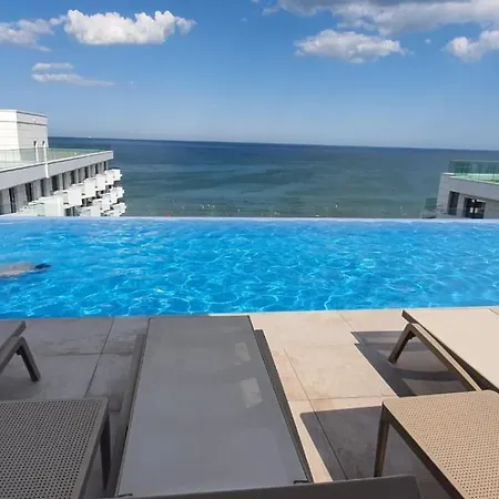 Infinity Pool & Spa Private Parking