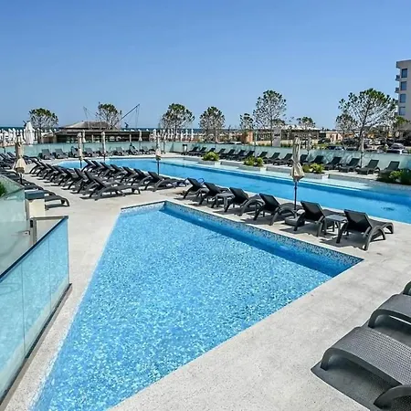 Infinity Pool & Spa Private Parking