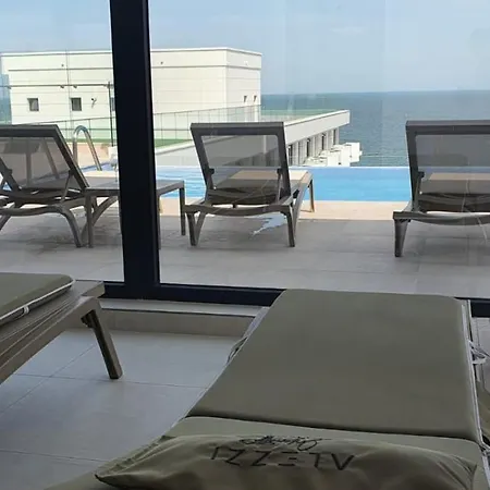 Infinity Pool & Spa Private Parking Apartment