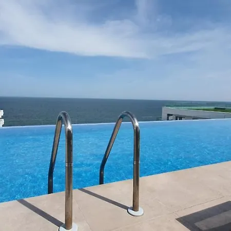 Infinity Pool & Spa Private Parking Apartment