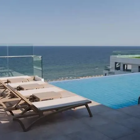 Infinity Pool & Spa Private Parking Apartment *