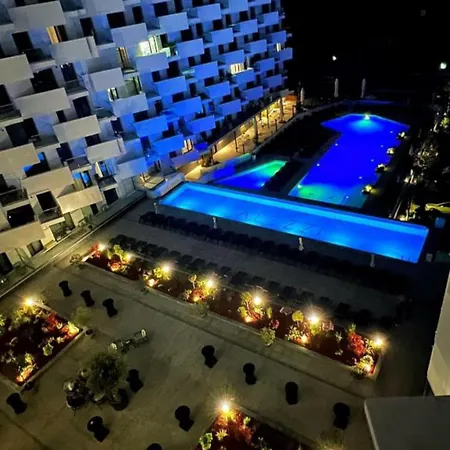 Infinity Pool & Spa Private Parking Apartment