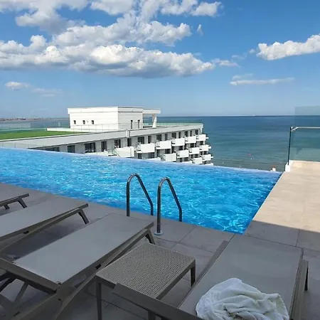 Infinity Pool & Spa Private Parking